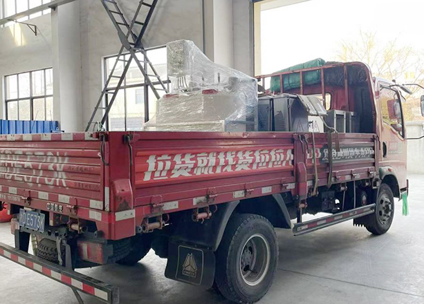 江蘇揚(yáng)州專車直達(dá)全自動(dòng)加藥裝置一套